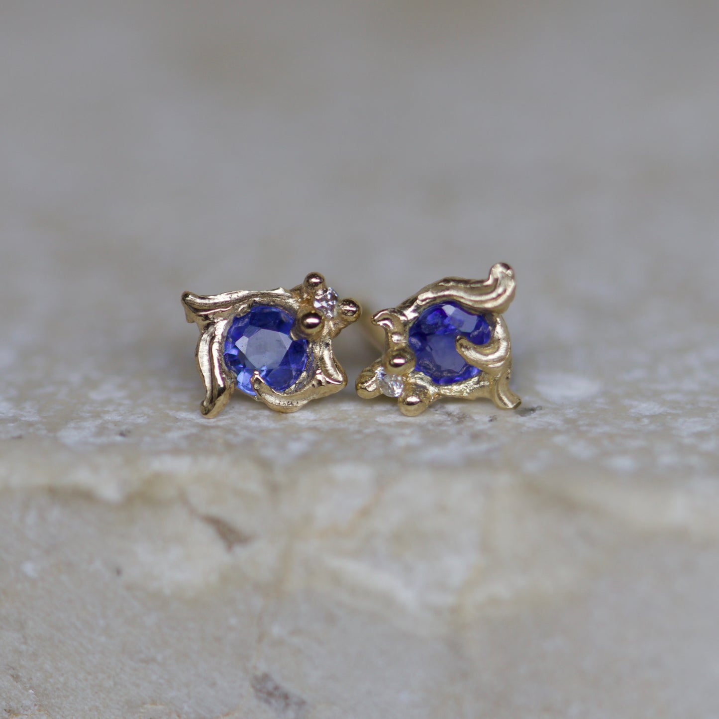 Fae ~ mini swirl single stud