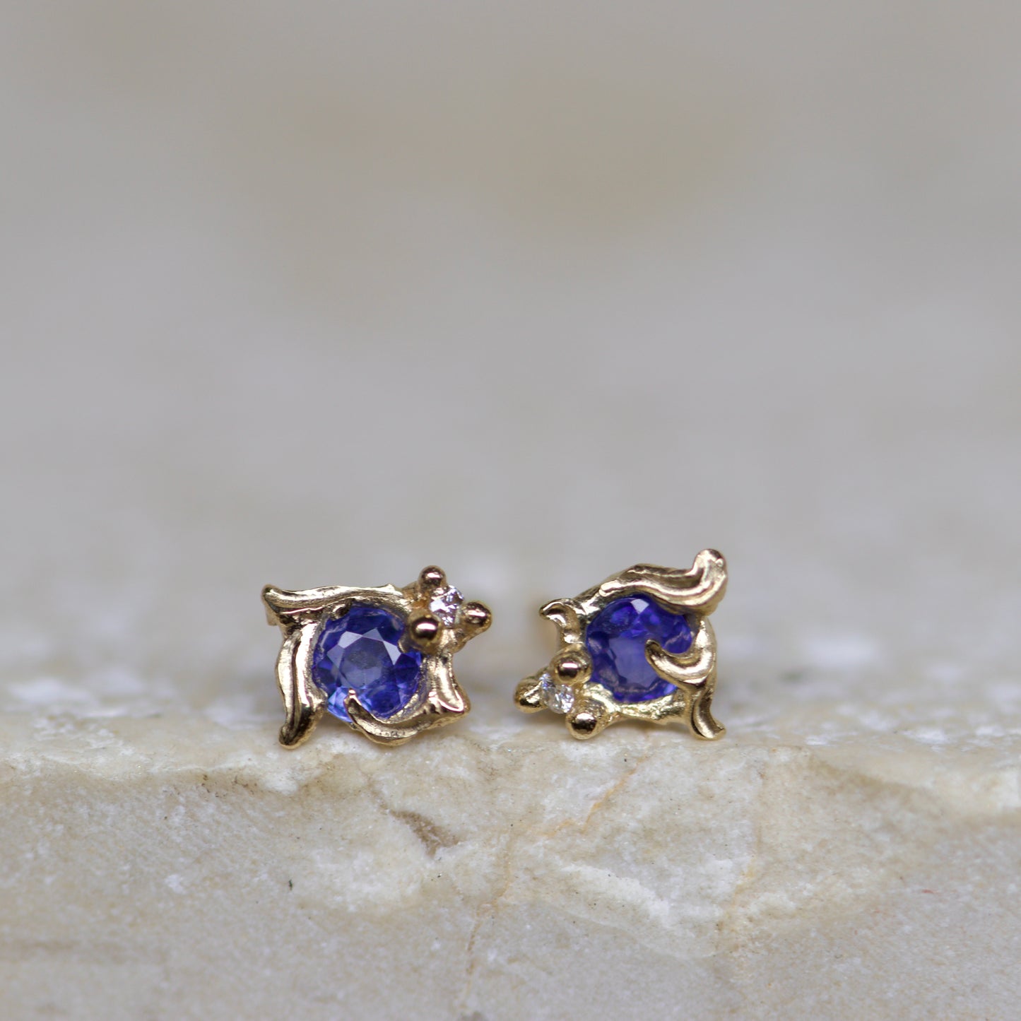 Fae ~ mini swirl single stud