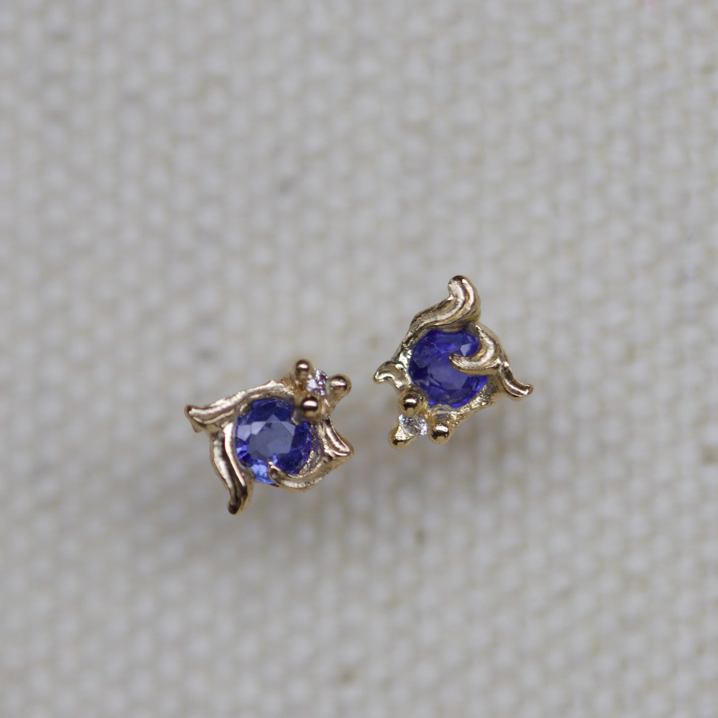 Fae ~ mini swirl single stud